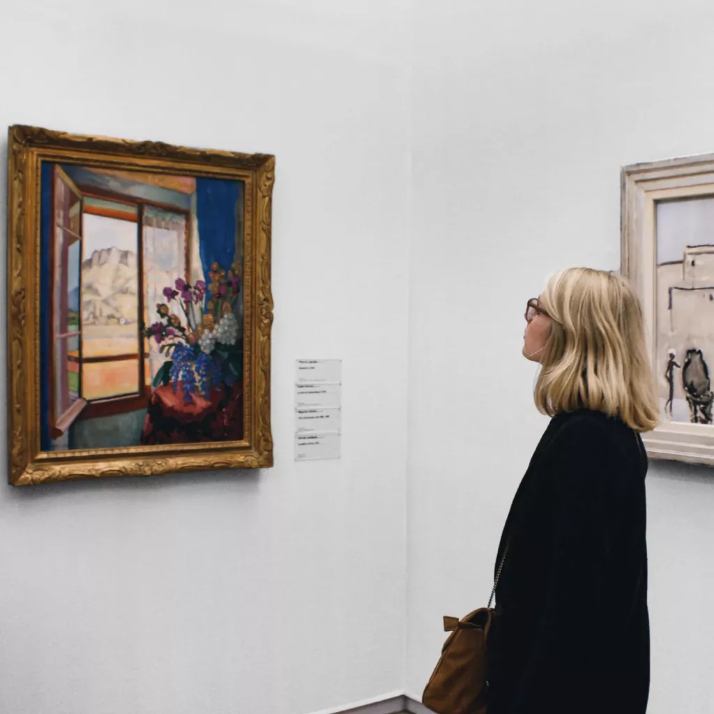 Lady in an art gallery.