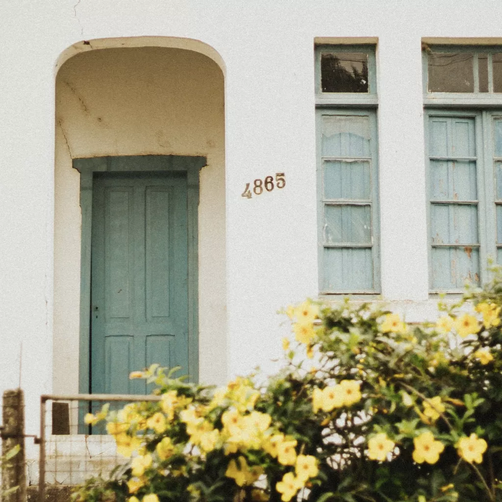 An old photo of a home.